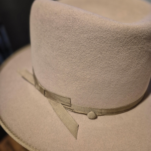 Akubra Imperial Quality Hat with Gold and Red Emblem - Picture 2 of 4